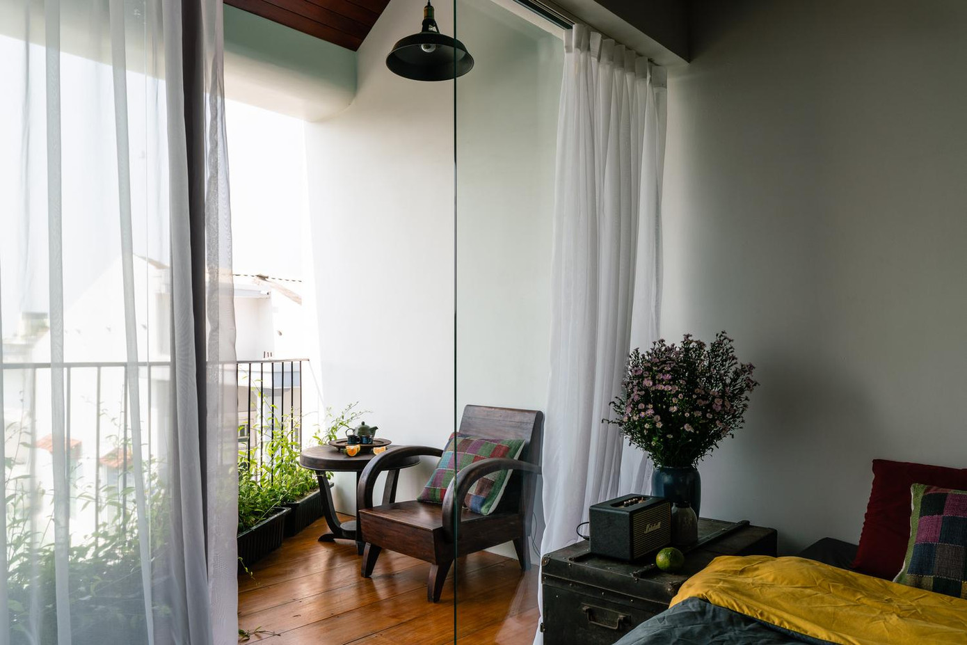 Để tránh cảm giác chật chội mà vẫn đảm bảo sự riêng tư, trong nhà sử dụng các cửa kính trượt có rèm che. Ở giữa nhà, có một giếng trời chiếu thẳng xuống phòng bếp để không khí trong nhà được thông thoáng cũng như tạo sinh khí và cung cấp ánh sáng cho ngôi nhà, tiết kiệm năng lượng chiếu sáng. Trên tầng 3, để thêm công năng sử dụng, một tum áp mái được thiết kế ngay trên phòng ngủ.