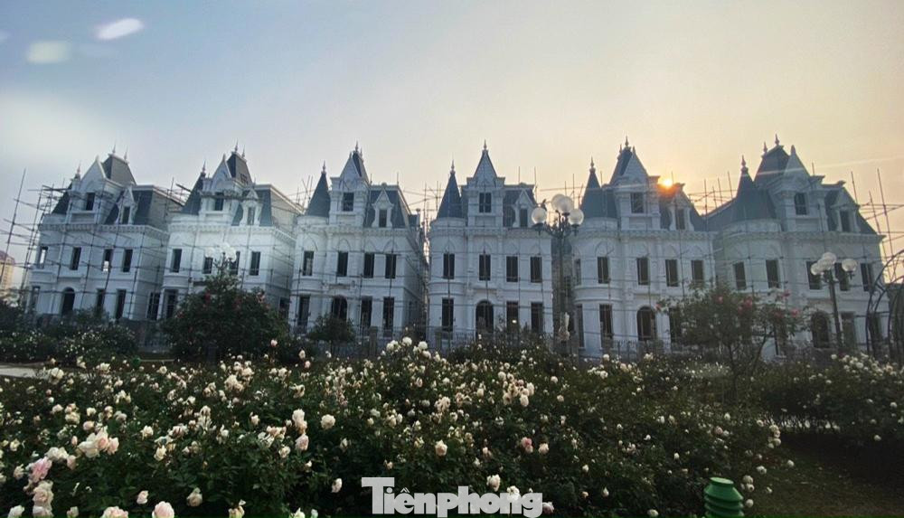 Trước các biệt thự hơn trăm tỉ trên, nhiều người cũng không khỏi “choáng” khi nhiều sàn môi giới bất động sản chào bán các căn hộ hạng sang tại dự án USD tọa lạc ở khu đất “kim cương” nằm ở tuyến phố Hàng Bài - Hai Bà Trưng với giá bán từ 25–30.000 USD/m2 (khoảng từ 600-700 triệu đồng/m2). Như vậy, để sở hữu căn hộ hạng sang tại đây, khách hàng sẽ phải bỏ ra số tiền lên đến hàng triệu USD. Thậm chí, theo thông tin rao bán mỗi căn hộ tại đây sẽ có giá từ 85-175 tỷ đồng. Tuy nhiên, ông Lê Hoàng Châu - Chủ tịch Hiệp hội Bất động sản TP Hồ Chí Minh (HoREA) cho rằng, việc các chủ đầu tư đua nhau đưa ra các dự án có giá bán “trên trời”, không phải là phản ứng có lợi cho thị trường vì tình trạng kích giá càng rầm rộ sẽ có tác động lây lan trên diện rộng. Theo ông Châu, thời điểm mở bán biệt thự, căn hộ chung cư hình thành trong tương lai dưới mác cao cấp, hạng sang và siêu sang là giai đoạn mà người mua nhà dễ bị lừa dối, dễ bị mua nhầm sản phẩm không đúng như quảng cáo.