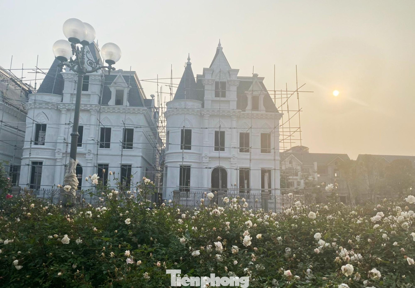 Theo tìm hiểu của PV, bảng giá đất ở tại phường Phú Thượng (quận Tây Hồ, Hà Nội) giai đoạn 2020 – 2024 mà Nhà nước ban hành cuối năm 2020 thì giá đất ở khu vực này chỉ dao động từ 12 – 29 triệu đồng/ m2. Như vậy, có thể thấy giá đất tại các biệt thự lâu đài ở khu đô thị Ciputra đang bán với giá cao hơn giá đất ở mà Nhà nước quy định gấp 10 – 20 lần. Trước các biệt thự hơn trăm tỉ trên, nhiều người cũng không khỏi “choáng” khi nhiều sàn môi giới bất động sản chào bán các căn hộ hạng sang tại dự án USD tọa lạc ở khu đất “kim cương” nằm ở tuyến phố Hàng Bài - Hai Bà Trưng với giá bán từ 25–30.000 USD/m2 (khoảng từ 600-700 triệu đồng/m2). Như vậy, để sở hữu căn hộ hạng sang tại đây, khách hàng sẽ phải bỏ ra số tiền lên đến hàng triệu USD. Thậm chí, theo thông tin rao bán mỗi căn hộ tại đây sẽ có giá từ 85-175 tỷ đồng. Tuy nhiên, ông Lê Hoàng Châu - Chủ tịch Hiệp hội Bất động sản TP Hồ Chí Minh (HoREA) cho rằng, việc các chủ đầu tư đua nhau đưa ra các dự án có giá bán “trên trời”, không phải là phản ứng có lợi cho thị trường vì tình trạng kích giá càng rầm rộ sẽ có tác động lây lan trên diện rộng. Theo ông Châu, thời điểm mở bán biệt thự, căn hộ chung cư hình thành trong tương lai dưới mác cao cấp, hạng sang và siêu sang là giai đoạn mà người mua nhà dễ bị lừa dối, dễ bị mua nhầm sản phẩm không đúng như quảng cáo.