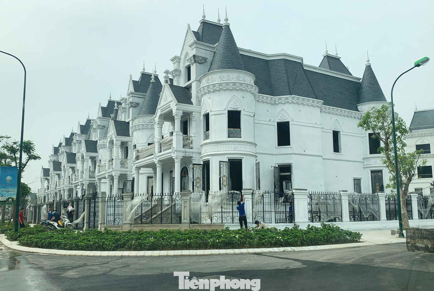 Hình ảnh 6 căn biệt thự lâu đài hoa hồng mới hoàn thiện mặt ngoài, với giá bán có căn trên 100 tỷ đồng nhưng vẫn có khách đặt mua tại khu đô thị Ciputra - giai đoạn 3 (phường Phú Thượng, quận Tây Hồ), được “đại gia” Hà Thành xuống tiền. Hình ảnh 6 căn biệt thự lâu đài hoa hồng mới hoàn thiện mặt ngoài, với giá bán có căn trên 100 tỷ đồng nhưng vẫn có khách đặt mua tại khu đô thị Ciputra - giai đoạn 3 (phường Phú Thượng, quận Tây Hồ), được “đại gia” Hà Thành xuống tiền.