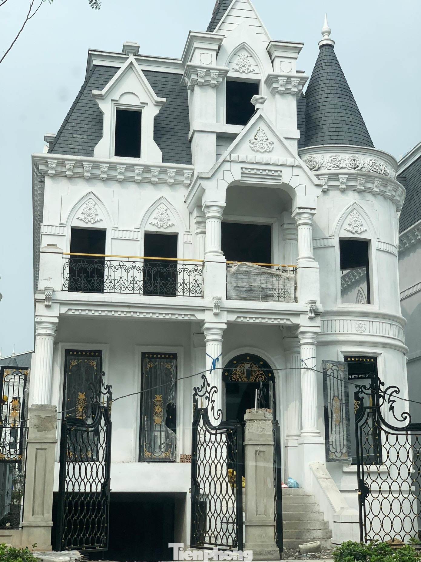 Hiện tại, 6 căn biệt thự lâu đài hoa hồng mới hoàn thiện mặt ngoài, có căn có diện tích trên khoảng 400m2, giá bán giao động từ 280 triệu đồng/m2 trở lên. Như vậy, để sở hữu một siêu biệt thự trên 400m2 ở đây, khách hàng cần bỏ ra ít nhất hơn 100 tỷ đồng cho một căn.