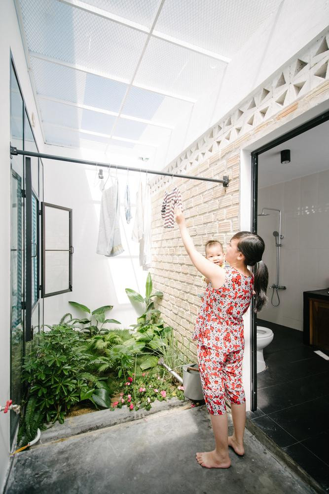 Khu vườn phía sau nằm dưới giếng trời lớn, là nơi cung cấp ánh sáng tự nhiên cho cả ngôi nhà cũng như được gia chủ tận dụng làm nơi phơi đồ mà không lo mưa, gió.