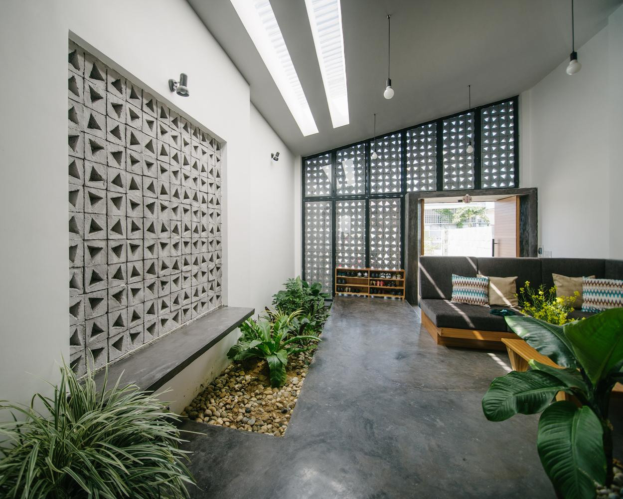 Nhờ hệ thống giếng trời, từ mọi nơi trong nhà đều có thể nhìn thấy ánh sáng tự nhiên và màu xanh của thiên nhiên.