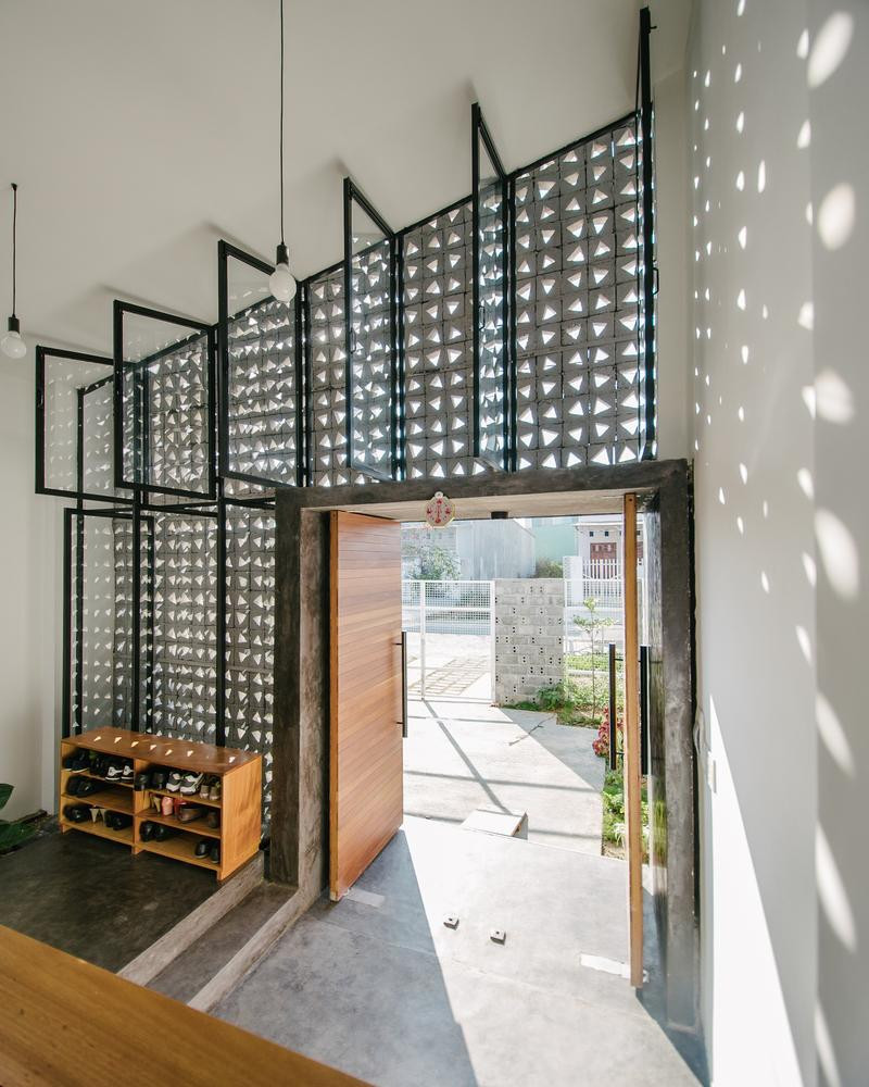 Để khắc phục việc ngôi nhà quay về hướng Tây, đội thiết kế đã làm mặt tiền 2 lớp để giảm sức nóng của ánh nắng mặt trời gồm một bức tường bằng gạch hoa văn thông gió, phía trong có nhiều cửa kính nhỏ.