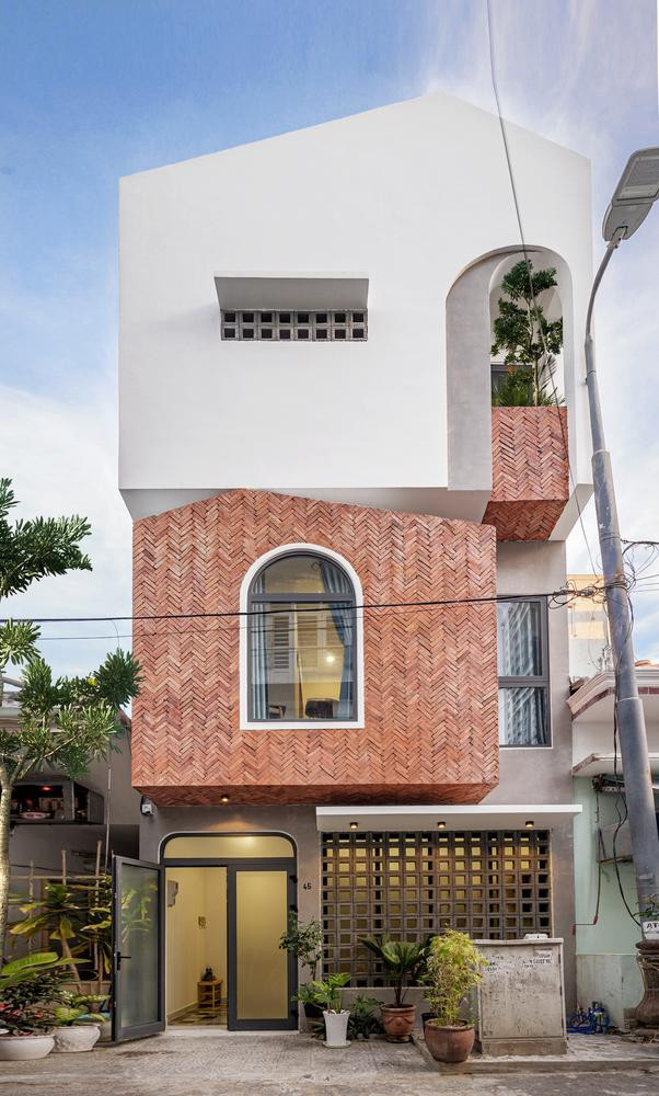 Một thiết kế mặt tiền sử dụng gạch gốm để tạo điểm nhấn đáng để tham khảo khác. Một thiết kế mặt tiền sử dụng gạch gốm để tạo điểm nhấn đáng để tham khảo khác.