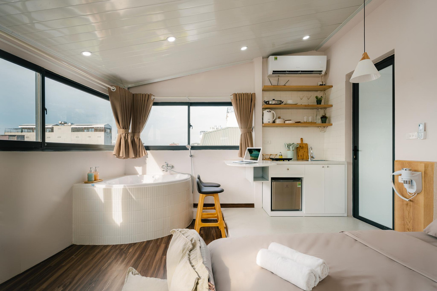 Phòng ở ngoài "view" hai mặt phố cổ còn có đầy đủ nội thất và tiện nghi sinh hoạt.