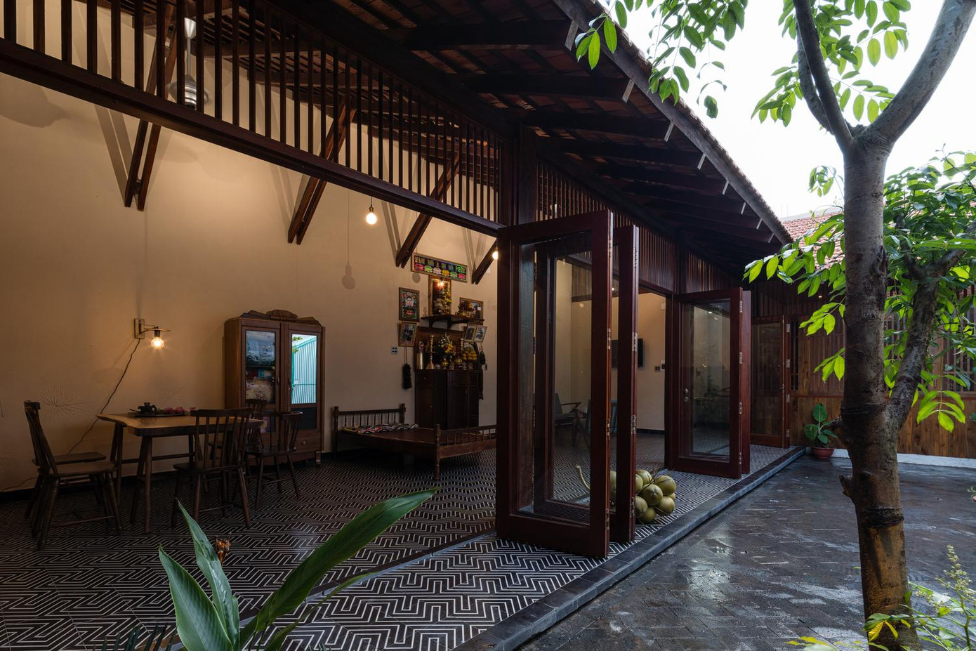 Vì đây là thiết kế nhà ở theo lối truyền thống nên thay vì làm giếng trời giữa nhà, gia chủ sử dụng hệ thống nan gỗ ở phần lề phía trên cửa để không khí được lưu thông và đem ánh sáng vào nhà.