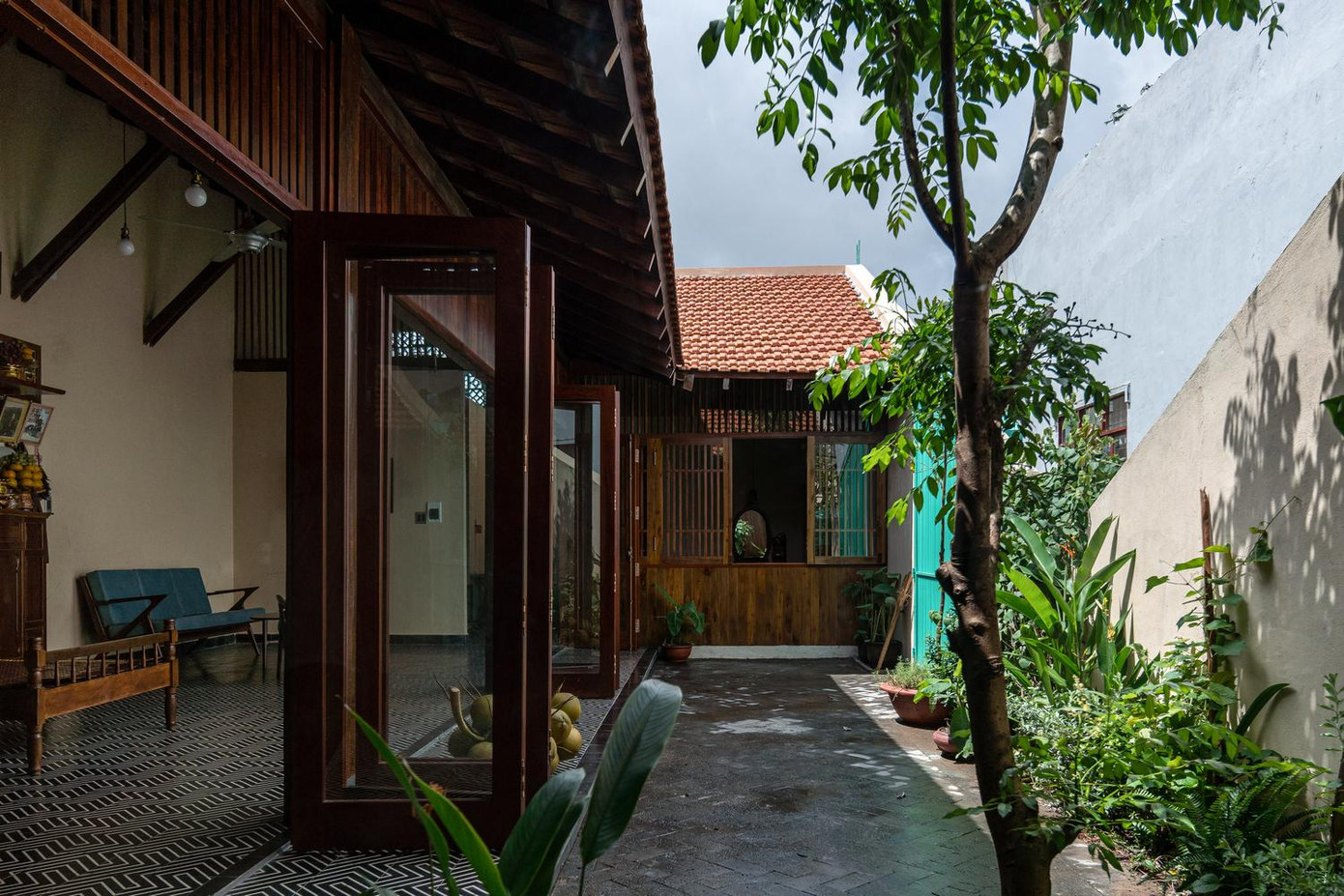 Hồng Ngự là thành phố loại III của tỉnh Đồng Tháp, trước đây thường xuyên chịu ảnh hưởng của mưa lũ hàng năm do đó kiến trúc nhà ở nơi này mang đặc trưng là nhà sàn để chống ngập úng.