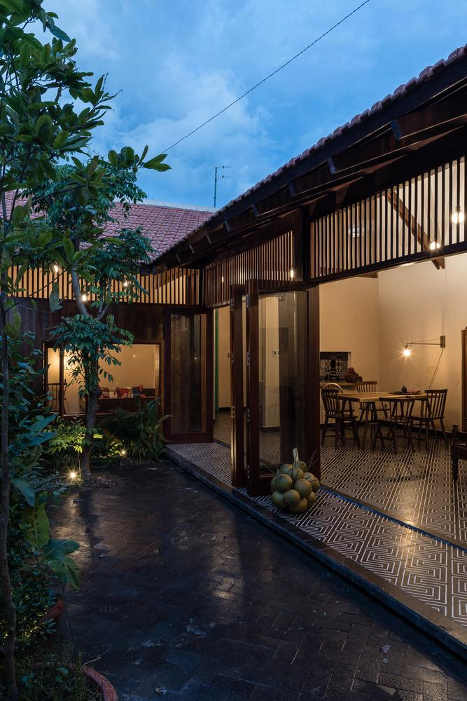 Theo thời gian, khi hệ thống đê điều được xây dựng và khắc phục, lũ không còn vào được các khu dân cư khiến thiết kế nhà sàn trở nên không còn phù hợp với nhịp sống hiện đại.