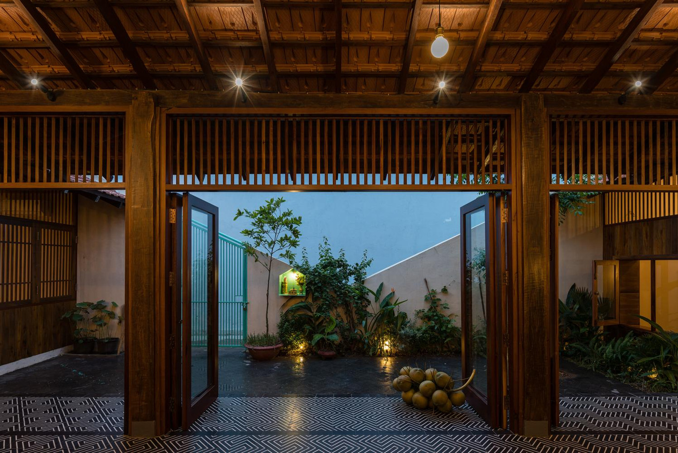 Toàn bộ ngôi nhà sử dụng gỗ để làm hệ thống cột kèo nâng đỡ mái ngói đỏ cũng như làm khung cửa.