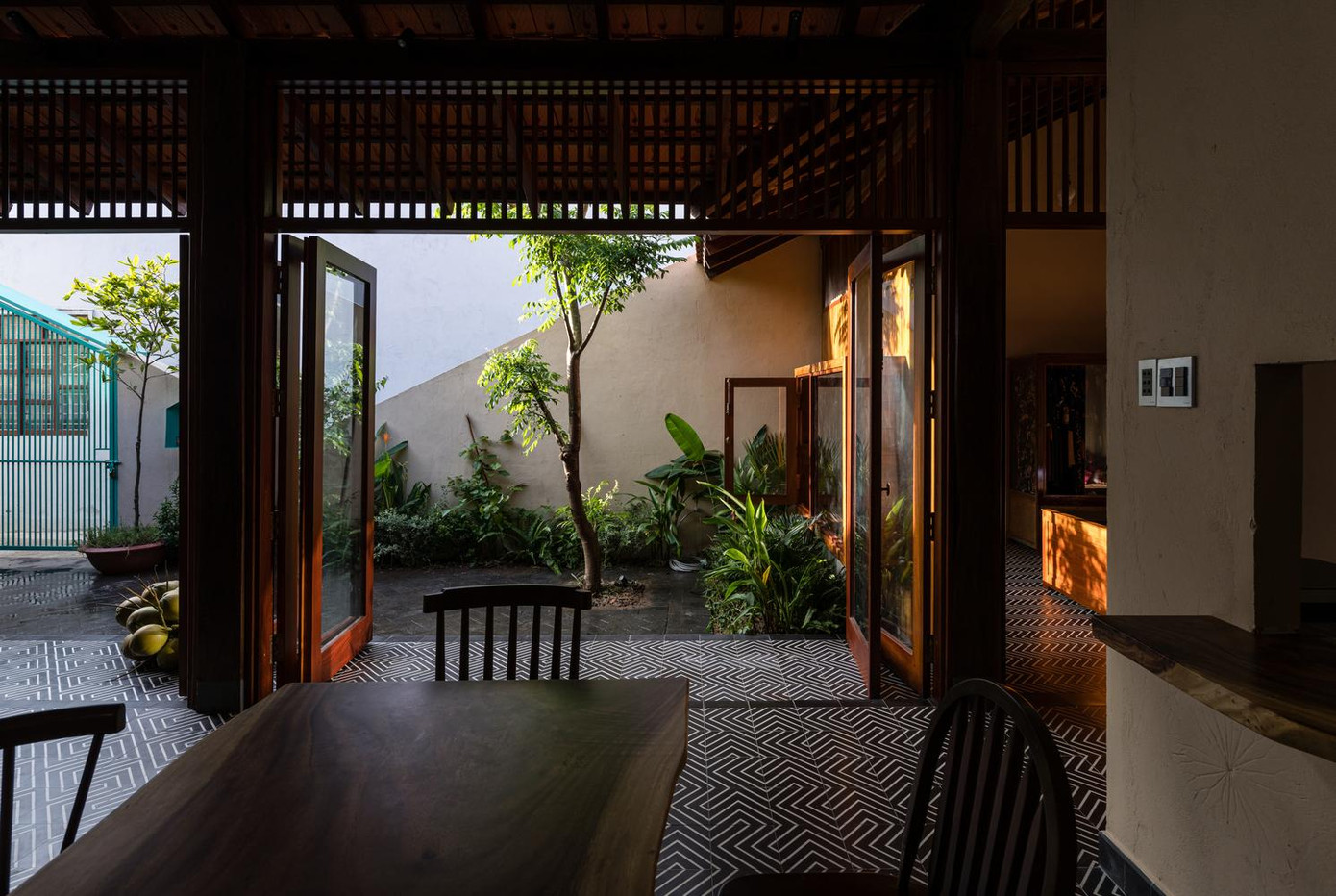 Vì thế, các kiến trúc sư đã cải tạo công trình thành nhà cấp 4 mái ngói 3 gian 2 trái.