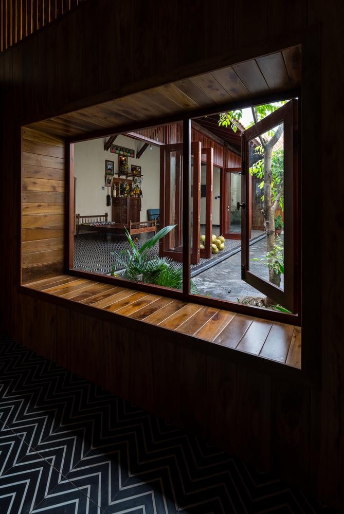 Sàn nhà được lát gạch hoa kiểu cổ điển, cửa kính giúp cho ngôi nhà có nhiều trạng thái ánh sáng theo trình tự thời gian trong ngày.