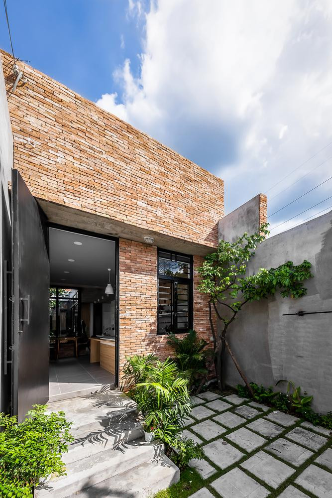 Sân trước là nơi để xe, trồng nhiều cây xanh cũng là nơi tiếp nhận và giúp lưu thông không khí vào sân giữa và sân sau.