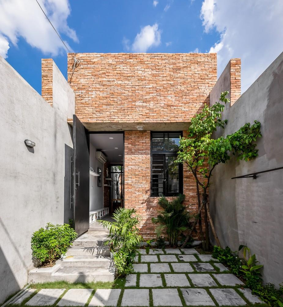 Cặp vợ chồng trẻ ở Đồng Nai với mong muốn được sống gần gũi với thiên nhiên hơn, tạm xa ồn ào, khói bụi của thành phố sau những ngày làm việc mệt mỏi nên đã nhờ các kiến trúc sư thiết kế ngôi nhà cấp 4 mái bằng rộng 94m2 trong hình.