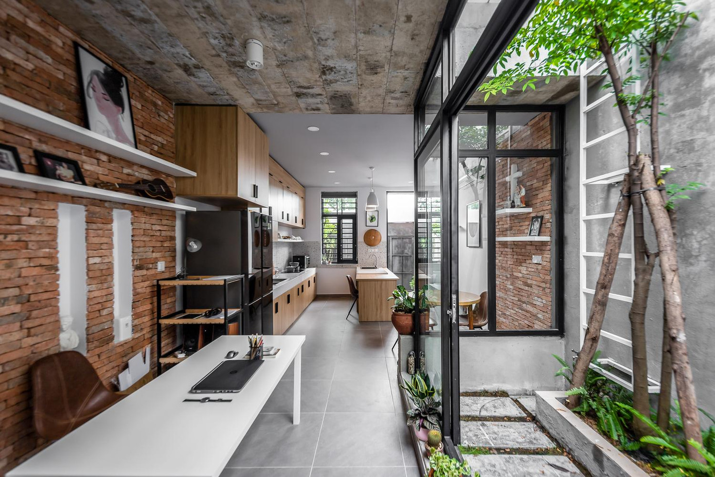 Vợ chồng chủ nhà đặt ra chính sách khá kì lạ là “Không tiếp khách” vì họ muốn ngôi nhà là nơi thư giãn và tụ họp riêng tư nên bếp được chọn làm khu vực trung tâm của khối công trình, phục vụ mục đích sinh hoạt.