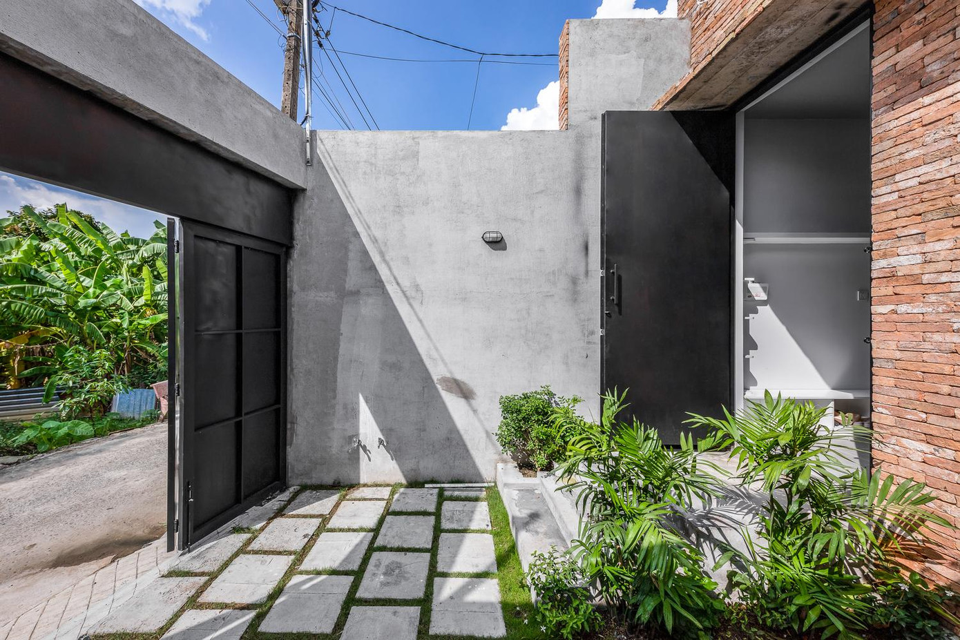 Quan trọng hơn, gia chủ luôn mong muốn được ngắm nhìn thiên nhiên mọi lúc, mọi nơi khi sống trong ngôi nhà. Vì vậy, để đáp ứng nhu cầu trên, các kiến trúc sư đã bố trí sân vườn xen kẽ suốt chiều dài ngôi nhà để tạo hiệu ứng đón nắng, gió và cây xanh.