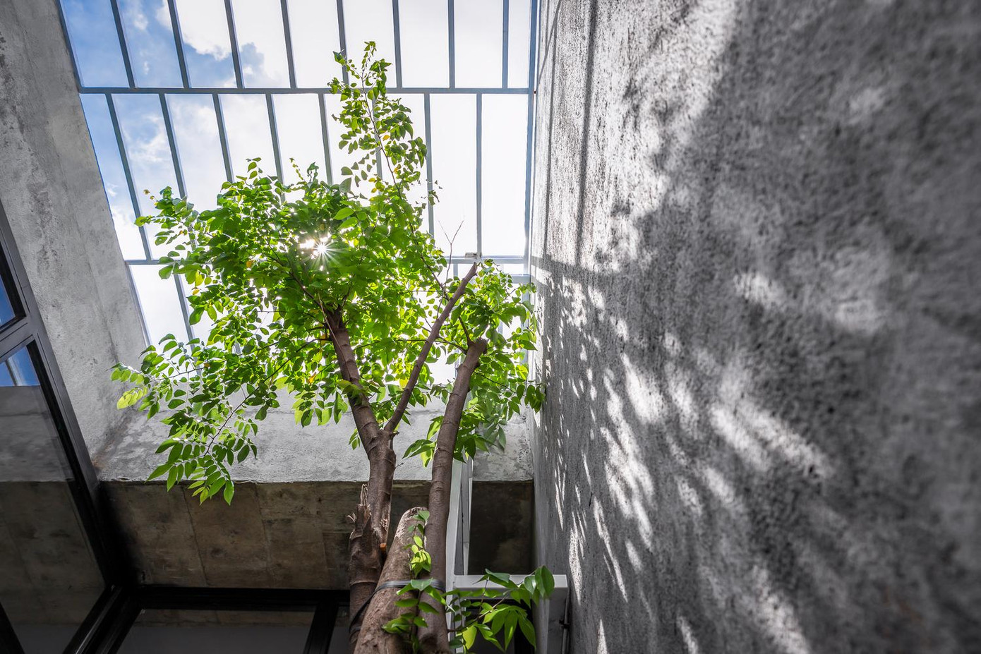 Khu vực sân giữa và sân sau hoàn toàn lộ thiên, chỉ được ngăn cách bằng các nan sắt chống trộm, do đó ở trong nhà nhưng gia chủ vẫn hoàn toàn cảm nhận được sự thay đổi của thời tiết.