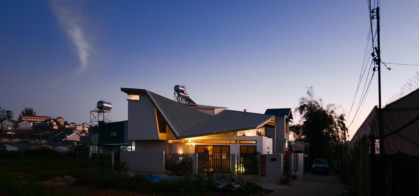 Đây là căn nhà nằm trong một con hẻm yên tĩnh gần trung tâm thành phố Đà Lạt (Lâm Đồng). Nó được xây dựng từ ước mơ về một ngôi nhà nhỏ giữa thung lũng, yên bình và tĩnh lặng là cảm giác mà nhà thiết kế muốn mọi người cảm nhận khi họ đến thăm. Đây là căn nhà nằm trong một con hẻm yên tĩnh gần trung tâm thành phố Đà Lạt (Lâm Đồng). Nó được xây dựng từ ước mơ về một ngôi nhà nhỏ giữa thung lũng, yên bình và tĩnh lặng là cảm giác mà nhà thiết kế muốn mọi người cảm nhận khi họ đến thăm.