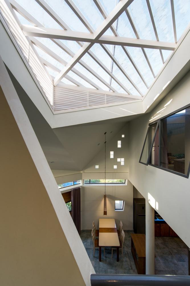 Không gian trong nhà được liên thông bằng khoảng thông tầng, giữa nhà là giếng trời kết hợp với màu sơn ngoại thất trắng giúp ngôi nhà luôn tràn ngập ánh sáng. Đây chính là nguồn sáng chủ yếu của ngôi nhà vào ban ngày để tiết kiệm năng lượng. Không gian trong nhà được liên thông bằng khoảng thông tầng, giữa nhà là giếng trời kết hợp với màu sơn ngoại thất trắng giúp ngôi nhà luôn tràn ngập ánh sáng. Đây chính là nguồn sáng chủ yếu của ngôi nhà vào ban ngày để tiết kiệm năng lượng.