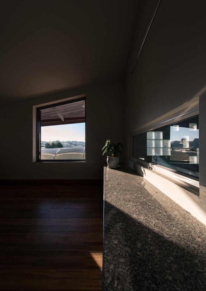 Tầng 2 từ bên ngoài nhìn vào cho ta ấn tượng về ngôi nhà với căn phòng áp mái nhỏ. Tầng 2 từ bên ngoài nhìn vào cho ta ấn tượng về ngôi nhà với căn phòng áp mái nhỏ.