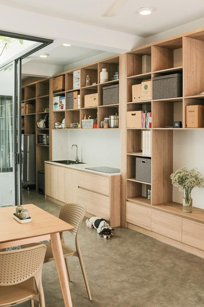 Còn bếp, phòng khách và các phòng ngủ được bố trí phía sau ở hai bên sân trong, tạo sự thông thoáng và đón nhận ánh sáng cho cả ngôi nhà.