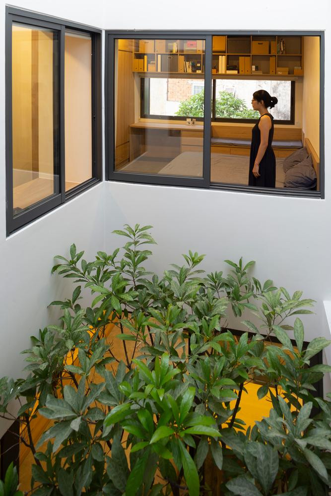 Còn bếp, phòng khách và các phòng ngủ được bố trí phía sau ở hai bên sân trong, tạo sự thông thoáng và đón nhận ánh sáng cho cả ngôi nhà.