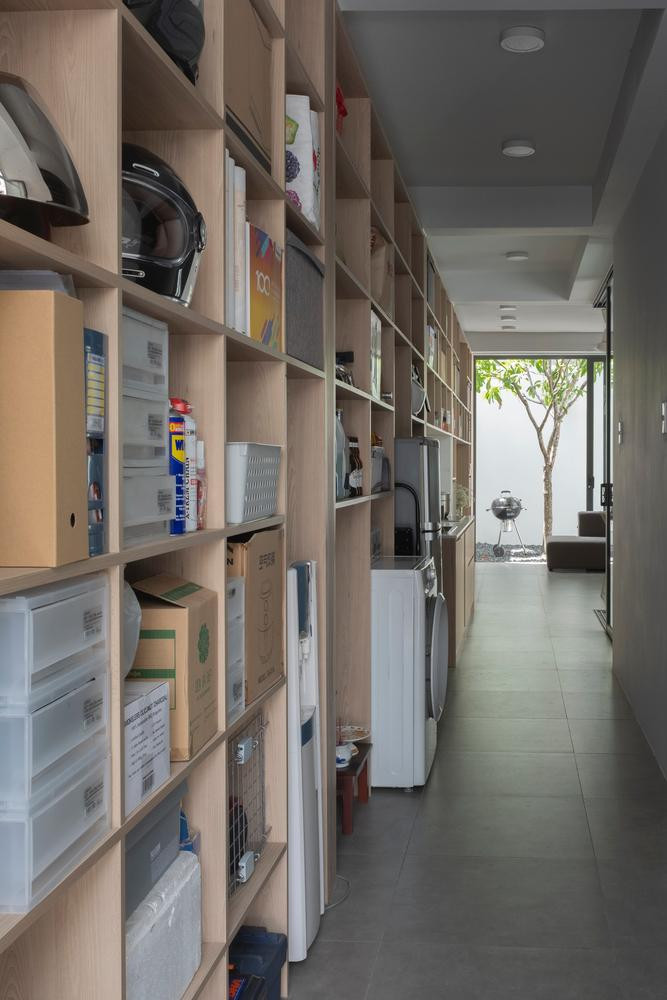 Chiếc kệ này kéo dài, được sử dụng cho nhiều mục đích, là nơi để các vật dụng gia đình như nhà bếp, tủ đựng thức ăn, thiết bị, tủ lạnh, máy giặt, kệ giày dép, kệ sách,…Mọi thứ được sắp xếp và lấp đầy trong một cấu trúc có trật tự tạo nên sự đa dạng và linh hoạt.