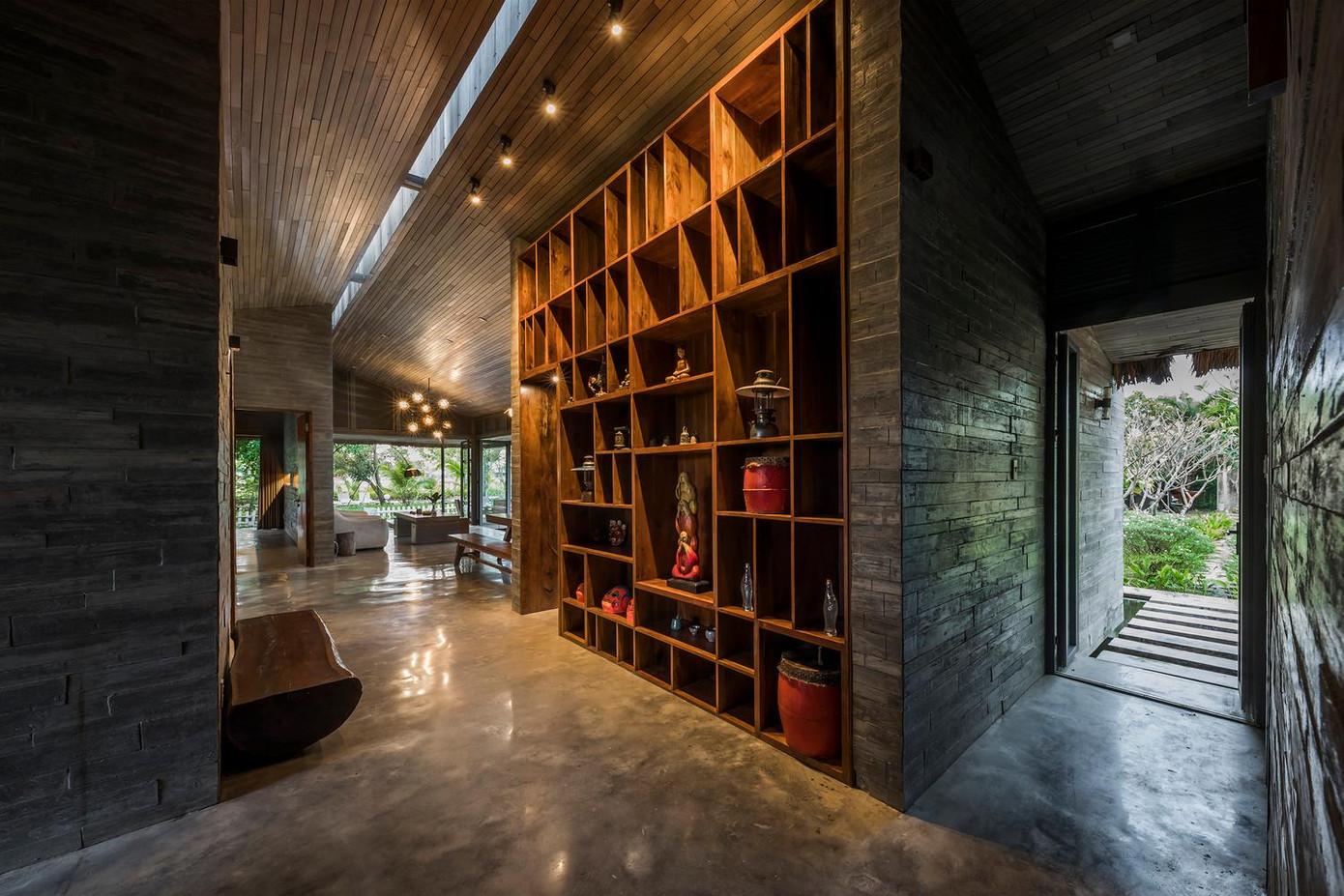 Từ đó, công trình trong ảnh ra đời. Ngôi nhà được thiết kế với 5 khối riêng biệt và sắp xếp ngẫu nhiên dưới một mái tranh lớn ngay cạnh hồ cá Koi. Nhóm kiến trúc tận dụng sự chia cắt của các khối không gian hình học của công trình để tạo ra các góc nhìn đa dạng từ bên trong và bên ngoài cũng như để ngôi nhà được thông gió và có nhiều ánh sáng tự nhiên vào ban ngày.