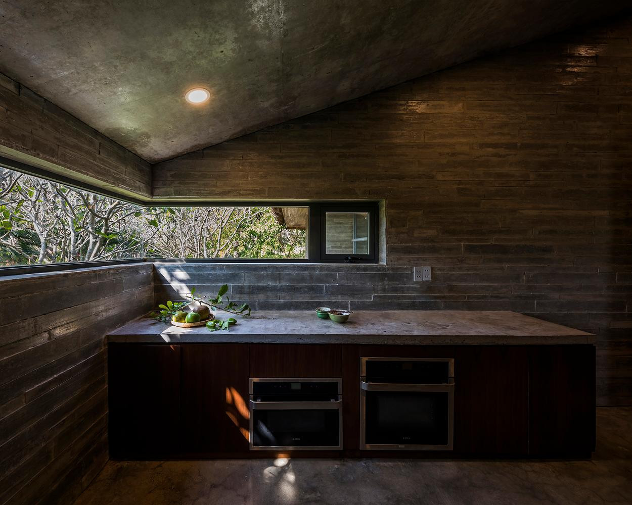 Không gian bếp luôn thoáng mát.