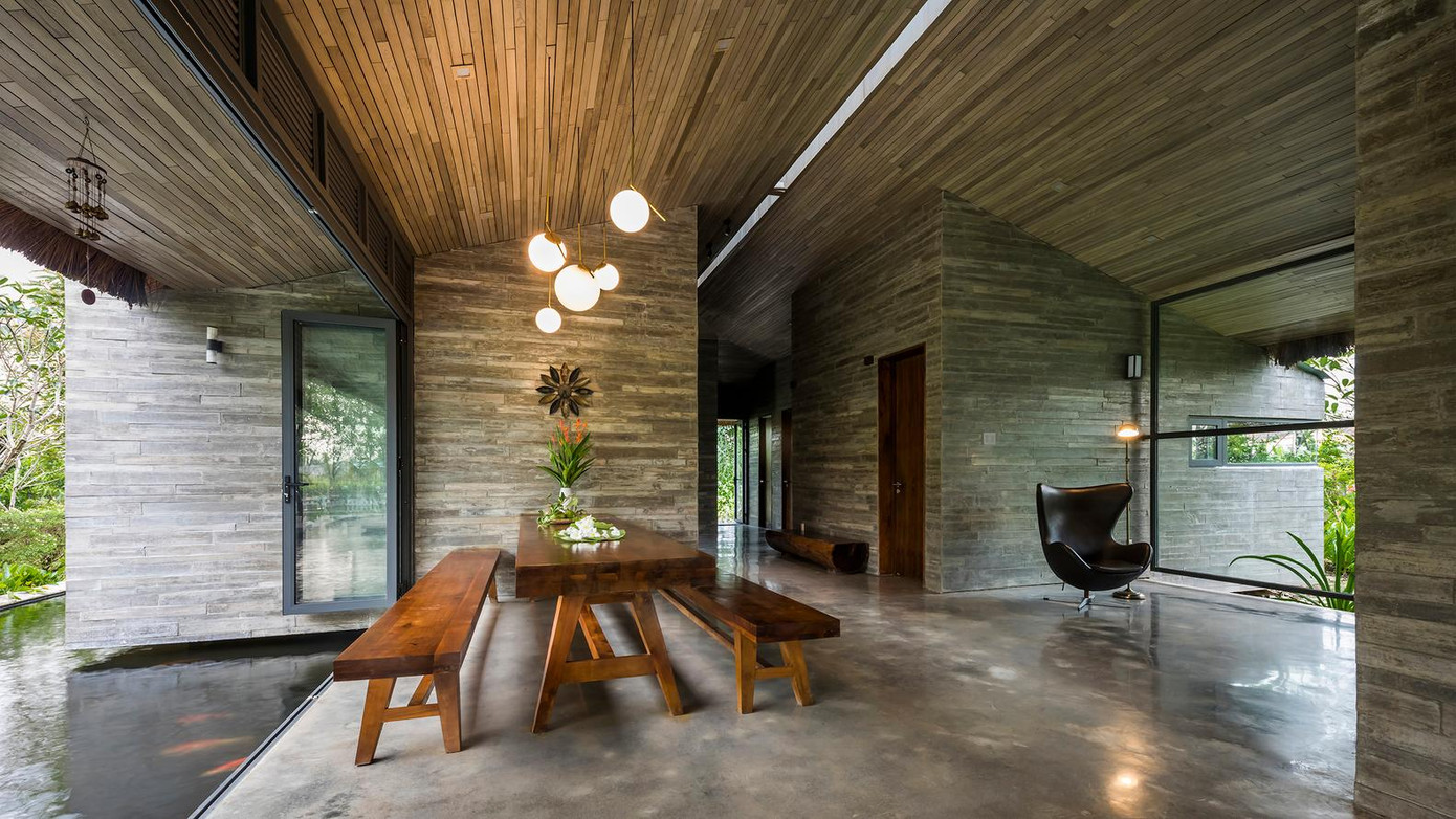 Nhờ hệ mái thái có khe lấy ánh sáng nên ban ngày khu vực giữa nhà luôn tràn ngập ánh sáng mà không cần dùng điện. Bên cạnh đó, nhờ khe sáng này mà người ở có thể cảm nhận và nhận biết được sự chuyển động của mặt trời trong suốt một ngày.