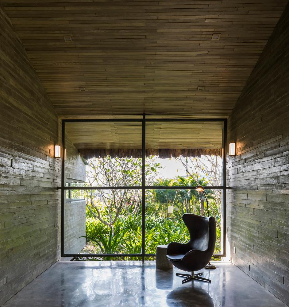 Công trình là sự tổng hợp của kiến trúc bản địa, giải pháp chống nóng, thông gió tự nhiên kết hợp với cảnh quan thiên nhiên. “Ngôi nhà được định nghĩa là nơi yên bình, vui tươi để gia chủ có thể gạt bỏ mọi lo toan bộn bề của thế gian để tìm bình yên cho tâm hồn và tái tạo năng lượng cuộc sống”, các kiến trúc sư nhắn nhủ.