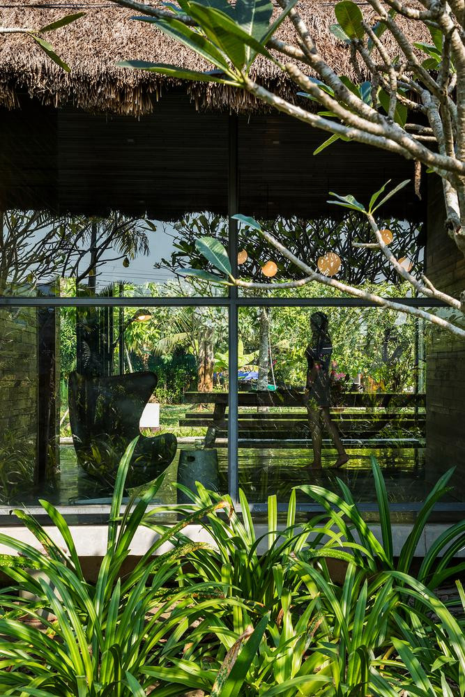 Mái nhà được phủ bằng tranh mang đậm nét kiến trúc đặc trưng của miền Tây Nam Bộ Việt Nam. Nó không chỉ thân thiện với môi trường mà còn giúp ngôi nhà hòa nhập vào thiên nhiên. Bên dưới lớp mái tranh là mái tôn để bảo vệ ngôi nhà, bên dưới mái tôn là hệ thống trần bằng gỗ.