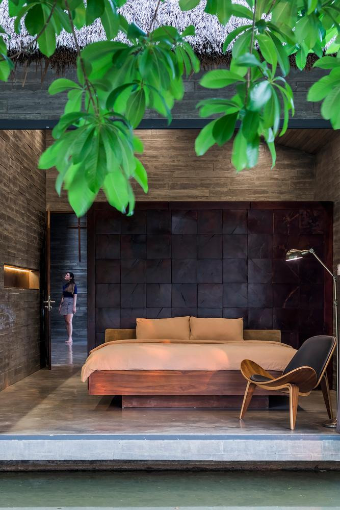 Không gian phòng ngủ view hồ.