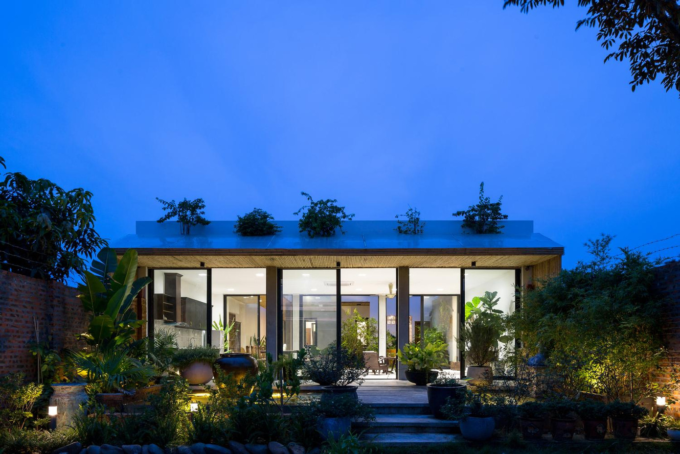 Công trình này có diện tích xây dựng là 200m2 ở Thạch Thất (Hà Nội), do các kiến trúc sư của 365 Design thiết kế và hoàn thiện.