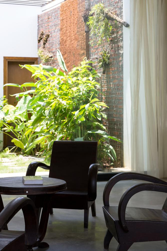 Từ các khu vườn lộ thiên này, ánh sáng và không khí trong nhà được lưu thông, tạo sinh khí cho người ở.