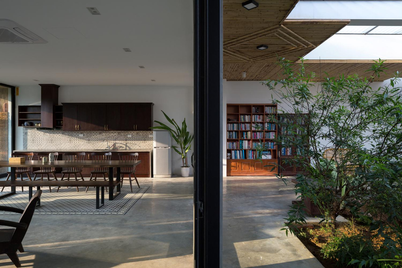 Các cánh cửa trong nhà đều làm bằng kính trong suốt để tạo không gian đa chiều cho ngôi nhà, nhất là lúc nắng sớm hoặc khi hoàng hôn.