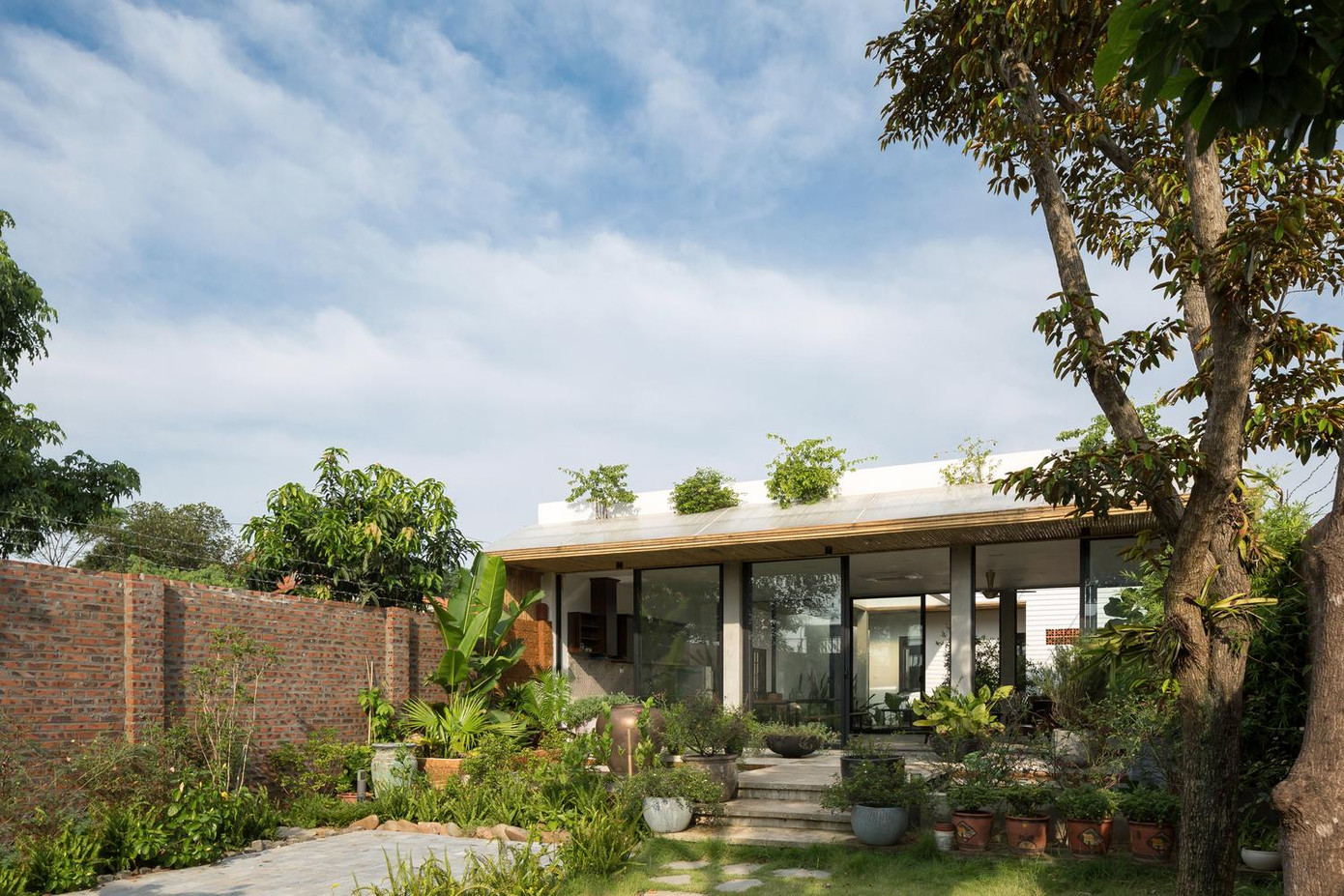 Công trình này có diện tích xây dựng là 200m2 ở Thạch Thất (Hà Nội), do các kiến trúc sư của 365 Design thiết kế và hoàn thiện.