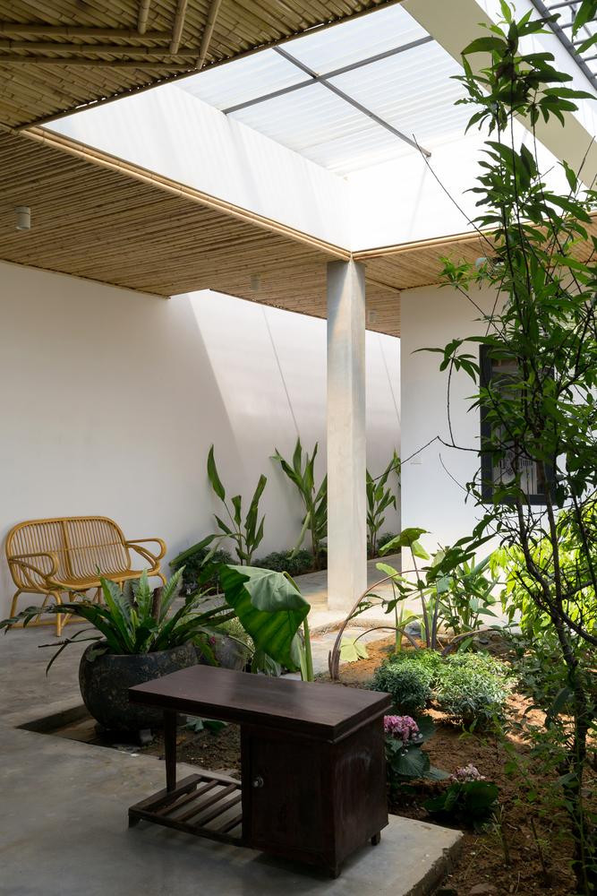 Nội thất trong nhà hầu hết là đồ gỗ màu nâu đen, đem lại cảm giác ấm cúng và yên tĩnh cho những người sinh sống trong nhà.