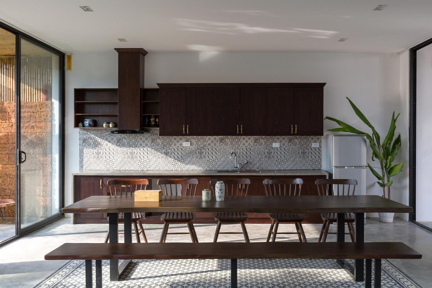 Khu vực đầu tiên gồm phòng khách, bàn ăn và bếp.