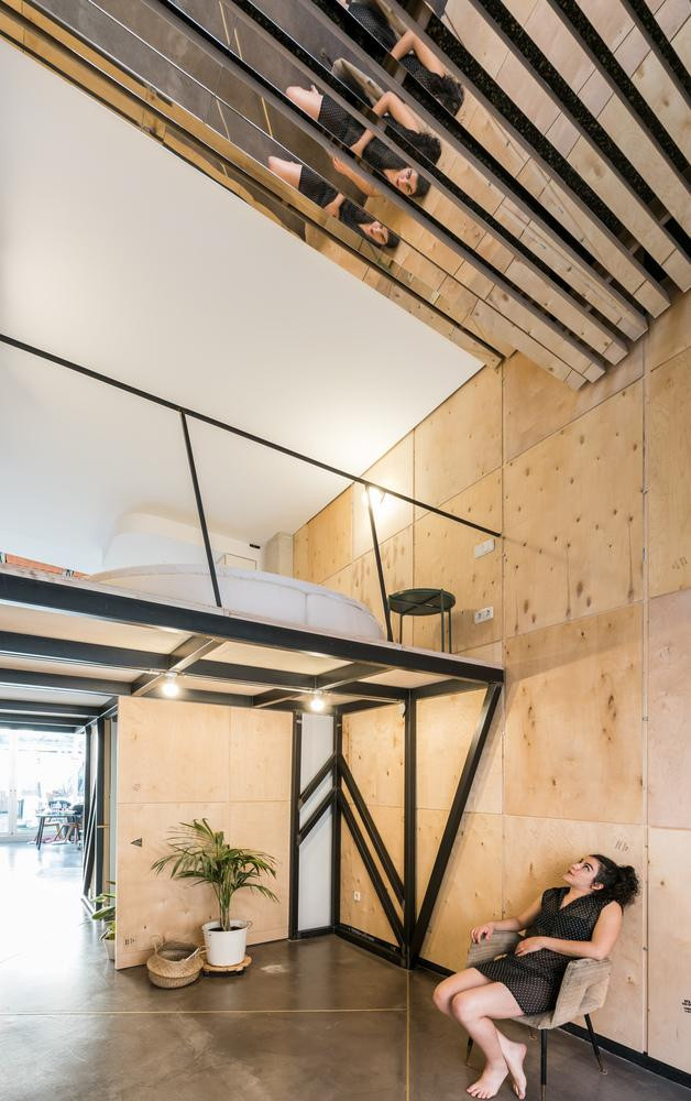 Để tối đa hóa ánh sáng tự nhiên trong tầng lửng, một vòm gỗ có mặt bằng gương được xây dựng để phản chiếu ánh sáng tự nhiên trong nhà lên khu vực lửng cũng như tạo hiệu ứng hình ảnh độc đáo cho căn hộ. Khu vực chung của căn hộ, bao gồm nhà bếp thông ra một sân nhỏ ở hướng Đông giúp đón ánh sáng ban mai. Tại bếp, toàn bộ phần tường và mái được làm bằng kính trong để căn hộ đón được nhiều ánh sáng nhất. Đồng thời, kết hợp với các bức tường trắng, ánh sáng từ sân hất vào sẽ được phản chiếu vào trong nhà bếp, phòng khách và không gian giải trí. Nhà vệ sinh nằm bên dưới tầng lửng được thiết kế nhỏ gọn, kết hợp tấm chắn màu xanh với gạch lát trắng cùng màu gỗ tự nhiên tạo nên phong cách cổ điển thú vị.