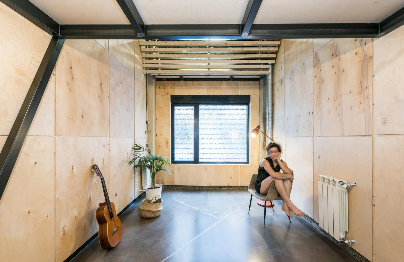 Đây là một căn hộ có diện tích 90m2 ở Marid (Tây Ban Nha), để tăng thêm 50% diện tích cho căn hộ mà không cần phải mất tiền mua thêm một căn hộ nữa, gia chủ đã nhờ kiến trúc sư thiết kế thêm hai gác lửng có cầu thang bằng thép nhẹ.