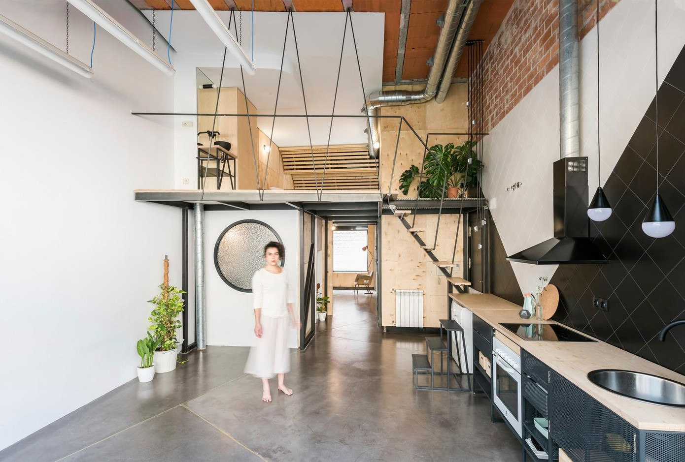 Tầng lửng được chia làm hai bên với hai cầu thang riêng dẫn lên. Phần lửng lớn hơn nằm ở phía đông còn phần lửng nhỏ hơn nằm ở phía tây.