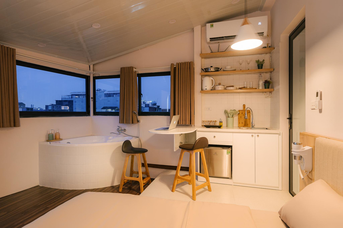 Gia chủ làm thêm đôi đèn treo để đọc sách và nghỉ ngơi buổi tối.