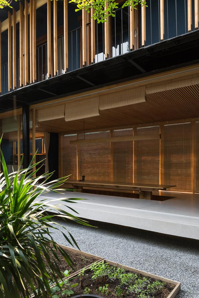 Ngôi nhà có kết cấu là nhà thép tiền chế 2 tầng. Tầng trệt được nâng lên cao hơn so với khu vườn ở giữa nhà để tránh ngập úng vào mùa mưa.