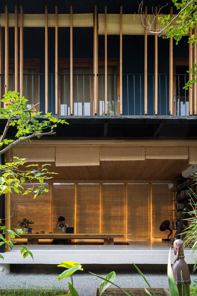 Gia chủ là chị Giang, một chuyên gia về môi trường từ Sài Gòn về và quan niệm không gian ngôi nhà cần được xen lẫn với cảnh quan cây xanh của địa phương, là nơi có đủ yên tĩnh để hai cậu con trai học tập. Ngôi nhà này không chỉ là tổ ấm của bốn người mà còn là nơi trú ngụ của những con chim, con nhện, hay côn trùng trong những tán lá. Ngoài ra đây còn là một trung tâm cộng đồng nhỏ, nơi chủ nhà làm việc với nhóm hoạt động vì môi trường của mình và gặp gỡ những người hàng xóm để xây dựng mối quan hệ cộng đồng. Do đó các kiến trúc sư đã thiết kế ngôi nhà rộng 180m2 theo phong cách quán xá truyền thống ở phố cổ Hội An nhưng cuộn lại như vỏ ốc bằng những vật liệu địa phương nên chi phí rất phải chăng. Ngôi nhà có kết cấu là nhà thép tiền chế 2 tầng. Tầng trệt được nâng lên cao hơn so với khu vườn ở giữa nhà để tránh ngập úng vào mùa mưa. Tại tầng trệt có các phòng chức năng như phòng khách;cạnh phòng khách là phòng bếp và phòng ăn. Các cửa trong nhà đều bằng kính có thể đóng ra mở vào giúp ngôi nhà luôn thông thoáng và tràn ngập ánh sáng tự nhiên. Ở giữa nhà là khu vườn với nhiều cây xanh cung cấp oxy và sinh khí cho người ở. Bên cạnh đồ nội thất bằng gỗ, mây, tre, gia chủ còn ưu tiên sử dụng thảm thổ cẩm kết hợp với màu xanh xám của các bức tường tạo nên một không gian mang đậm phong cách vintage. Ngoài cửa kính, ngôi nhà còn sử dụng rèm che bằng trúc để giảm sự chói chang của ánh sáng vào những ngày hè.