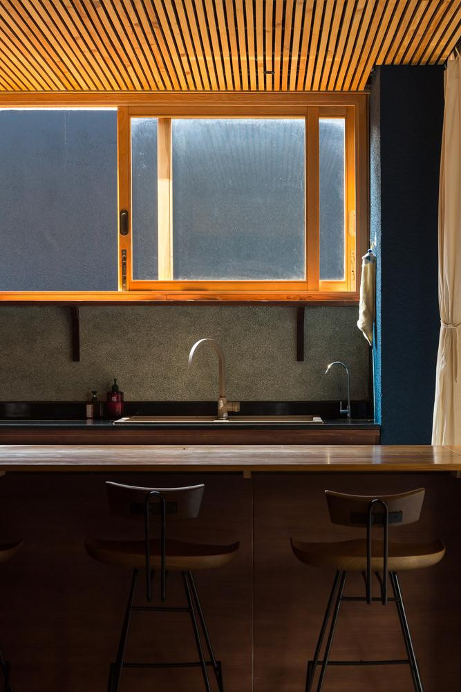 Tại tầng trệt có các phòng chức năng như phòng khách;cạnh phòng khách là phòng bếp và phòng ăn.