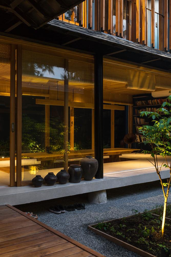 Ngôi nhà này không chỉ là tổ ấm của bốn người mà còn là nơi trú ngụ của những con chim, con nhện, hay côn trùng trong những tán lá. Ngoài ra đây còn là một trung tâm cộng đồng nhỏ, nơi chủ nhà làm việc với nhóm hoạt động vì môi trường của mình và gặp gỡ những người hàng xóm để xây dựng mối quan hệ cộng đồng.