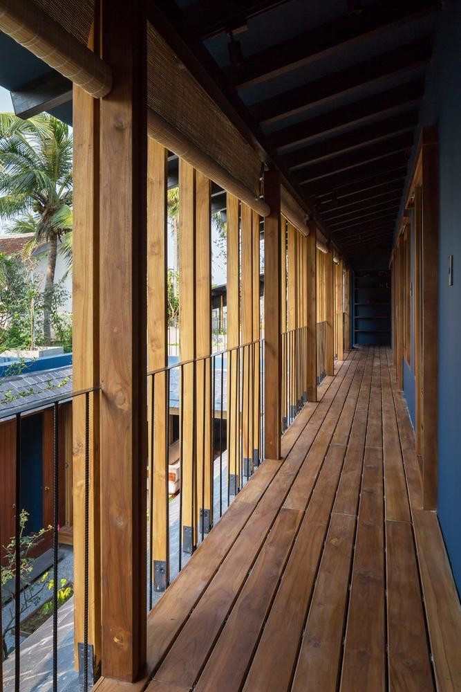 Các cửa trong nhà đều bằng kính có thể đóng ra mở vào giúp ngôi nhà luôn thông thoáng và tràn ngập ánh sáng tự nhiên. Ở giữa nhà là khu vườn với nhiều cây xanh cung cấp oxy và sinh khí cho người ở. Bên cạnh đồ nội thất bằng gỗ, mây, tre, gia chủ còn ưu tiên sử dụng thảm thổ cẩm kết hợp với màu xanh xám của các bức tường tạo nên một không gian mang đậm phong cách vintage. Ngoài cửa kính, ngôi nhà còn sử dụng rèm che bằng trúc để giảm sự chói chang của ánh sáng vào những ngày hè.