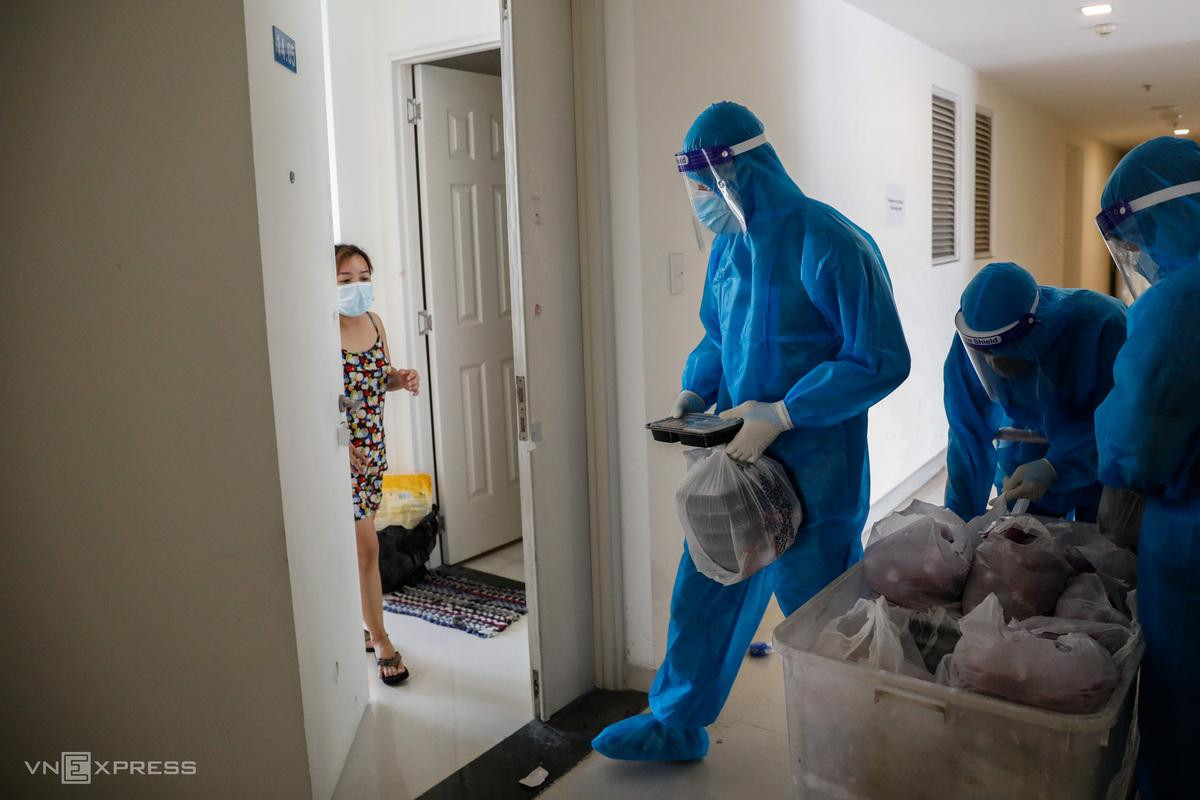 Ngày 3 lần, nhân viên y tế và dân quân tự vệ vận chuyển gần 10.000 suất cơm cho các F0. Mỗi phần cơm gồm các món kho, xào, canh và trái cây tráng miệng, đảm bảo dinh dưỡng. Một dân quân tranh thủ nằm nghỉ sau hơn một giờ phát cơm cho hàng nghìn F0. Tại bệnh viện dã chiến số 6, có 100 dân quân tự vệ của Ban chỉ huy quân sự quận Tân Phú và huyện Củ Chi được điều động để vận chuyển hàng hóa, giao cơm, nước uống cho các F0 hàng ngày.