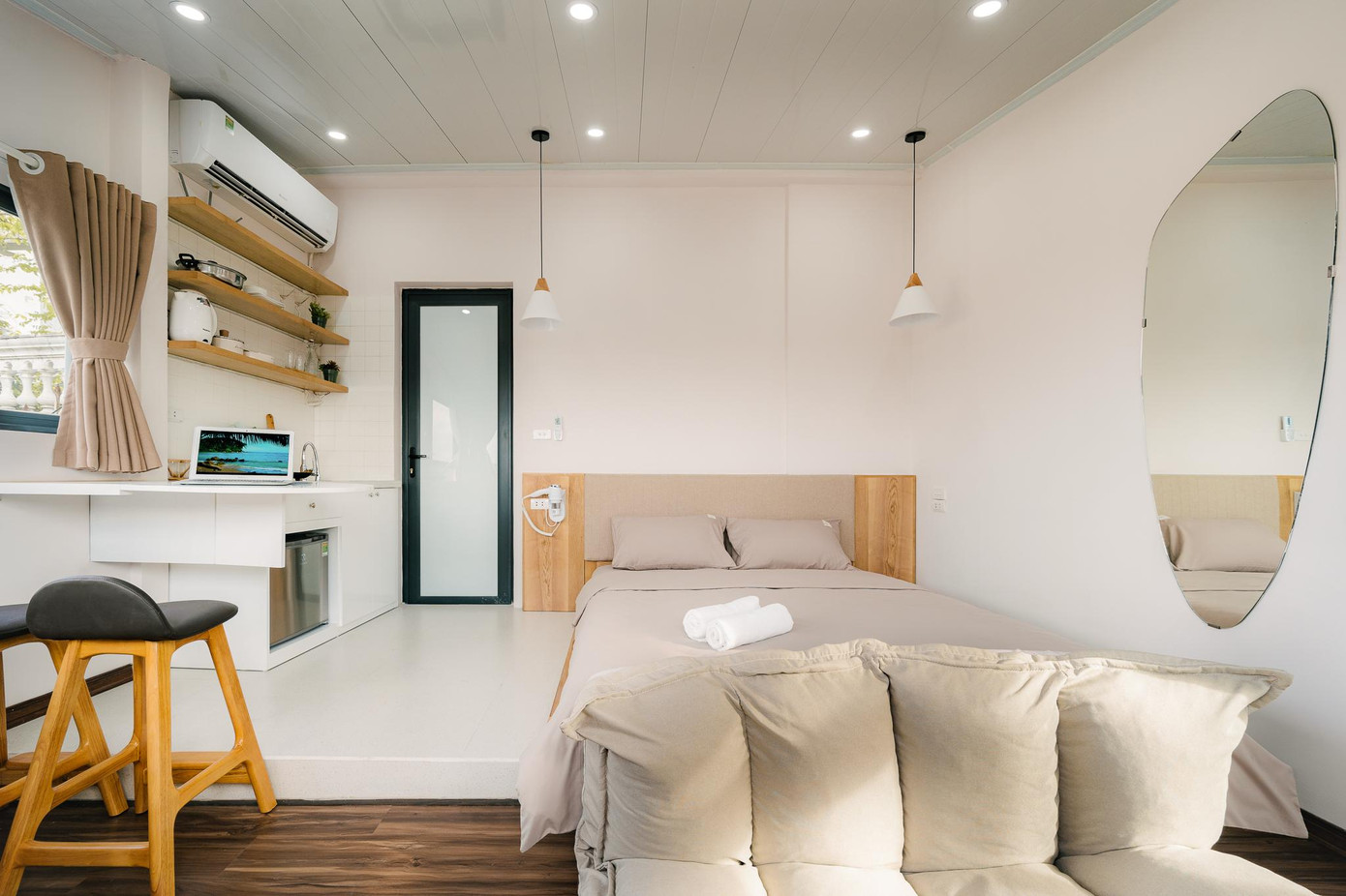 Quầy bar kiêm bàn làm việc và bàn ăn kia cũng có thể gập lại nhằm tiết kiệm diện tích sử dụng trong phòng.